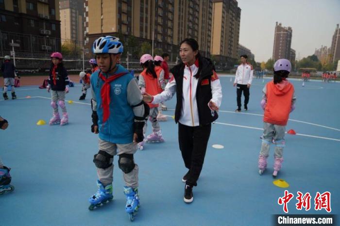 双人滑世界冠军庞清佟健走进北京亦庄实验小学