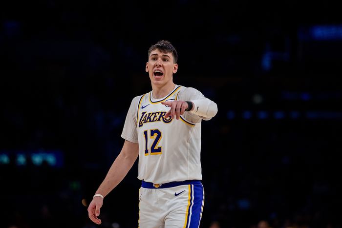 东契奇43分助湖人客场掀翻步行者，战绩稳居西部