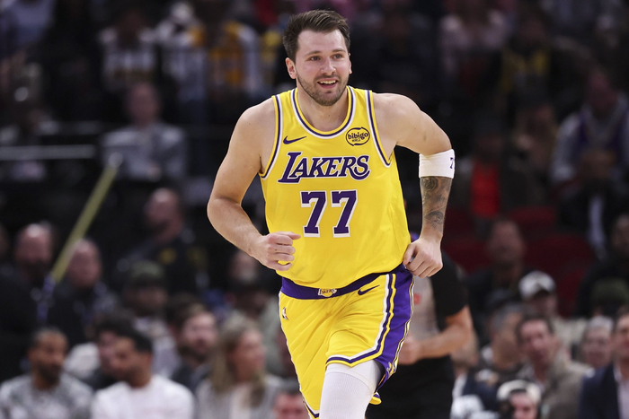 东契奇43分助湖人客场掀翻步行者，战绩稳居西部