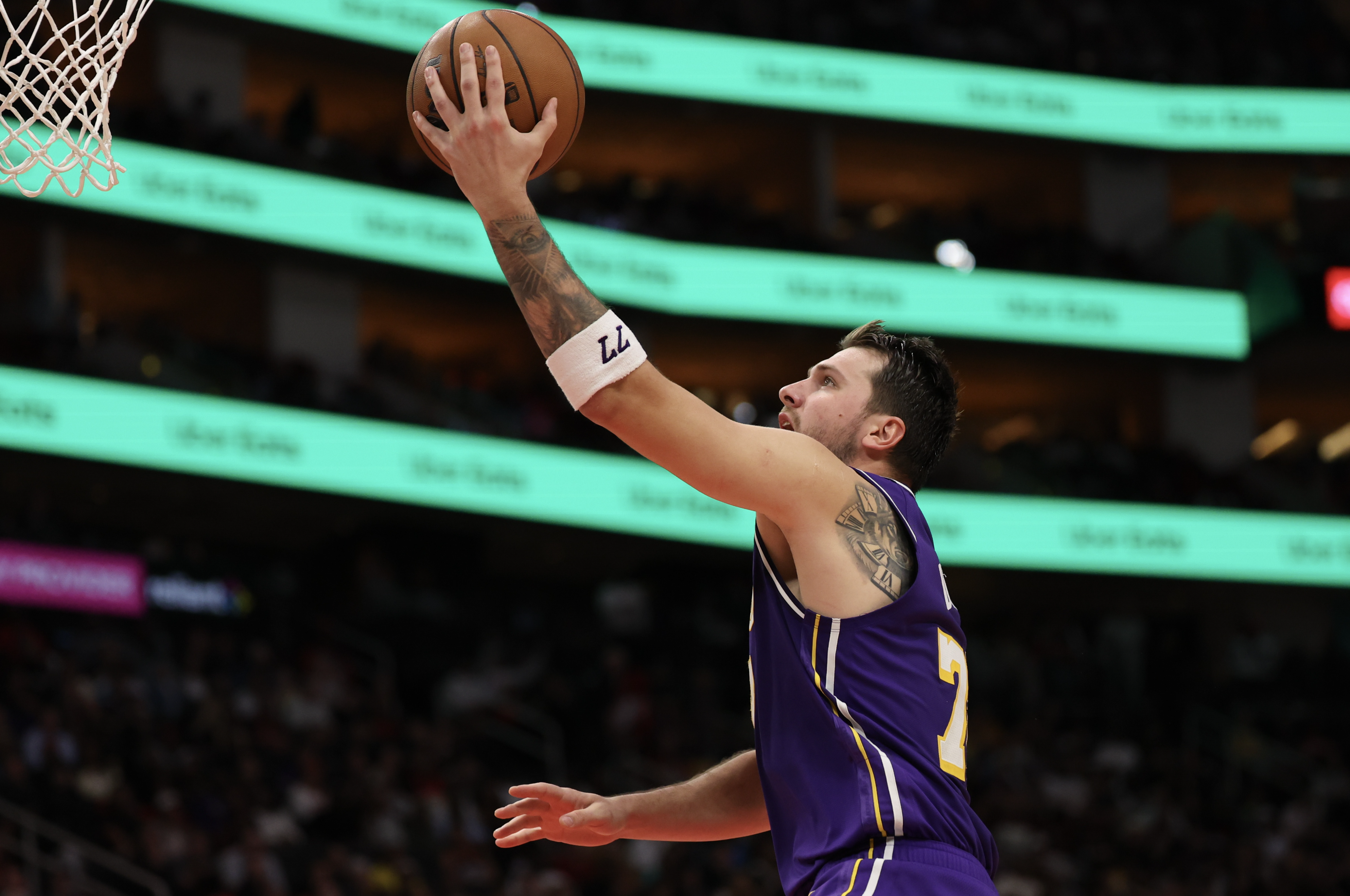 东契奇43分助湖人客场掀翻步行者，战绩稳居西部