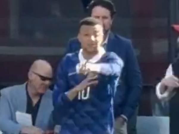 姆巴佩替补登场要求拿队长袖标引球迷争议