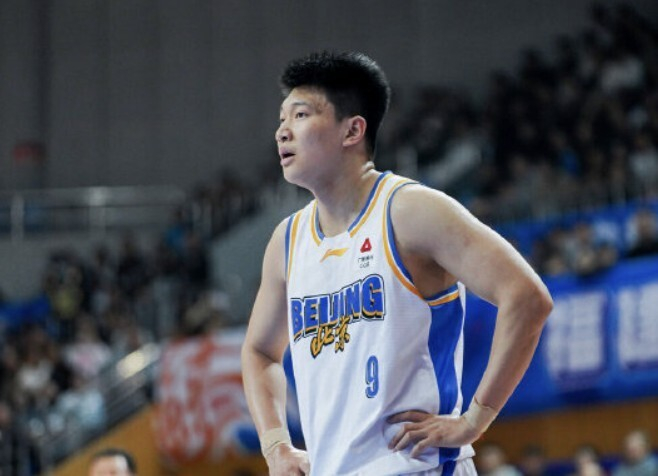 北京首钢雷蒙带伤出战，外线紧缺引主帅力挺